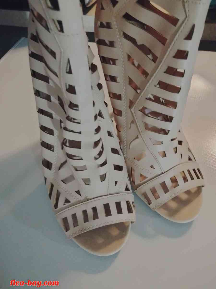 women's beige leather shoes - Las Vegas, Nevada - FleaMarketBay