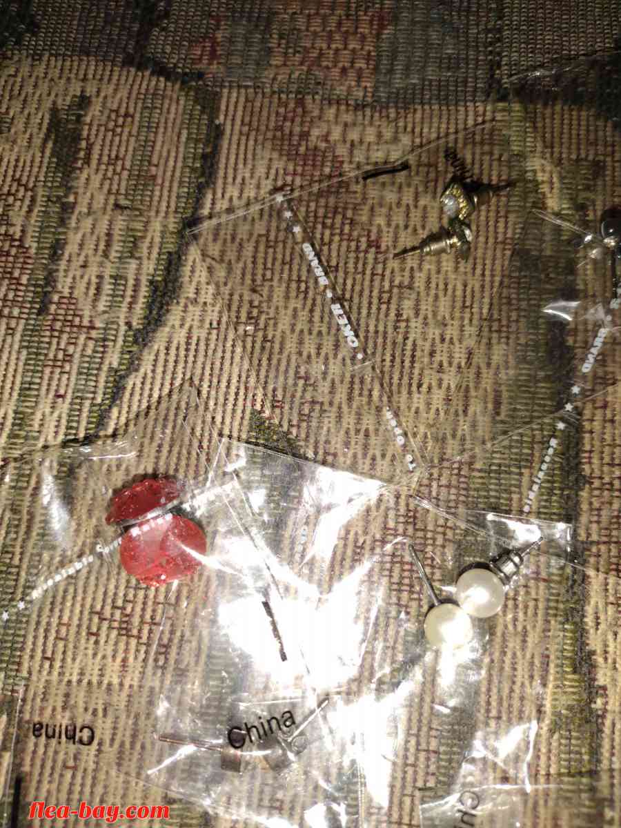 A bundle of post earrings - Hemet, California - FleaMarketBay