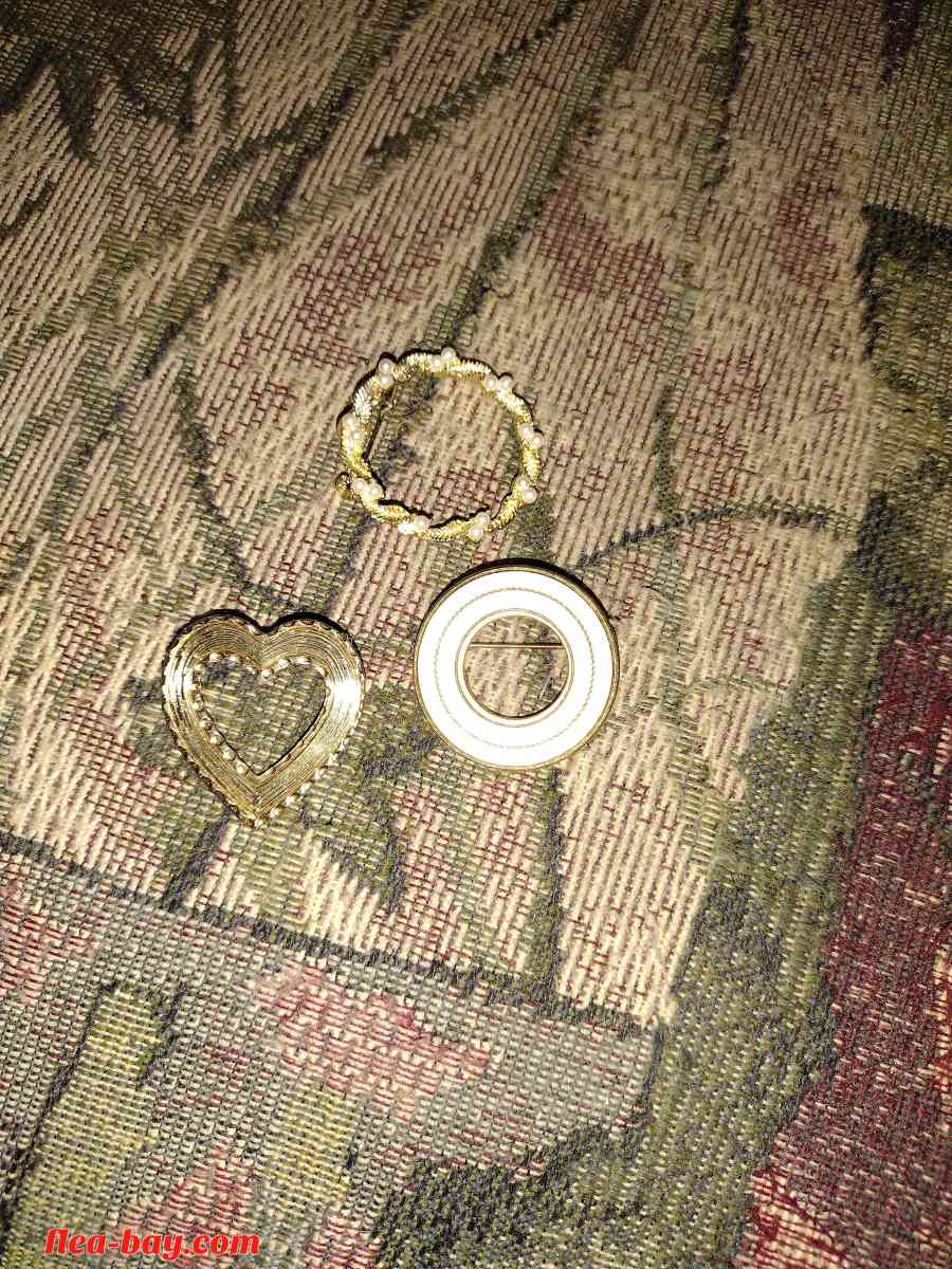 à set of three gold brooches from 1980s