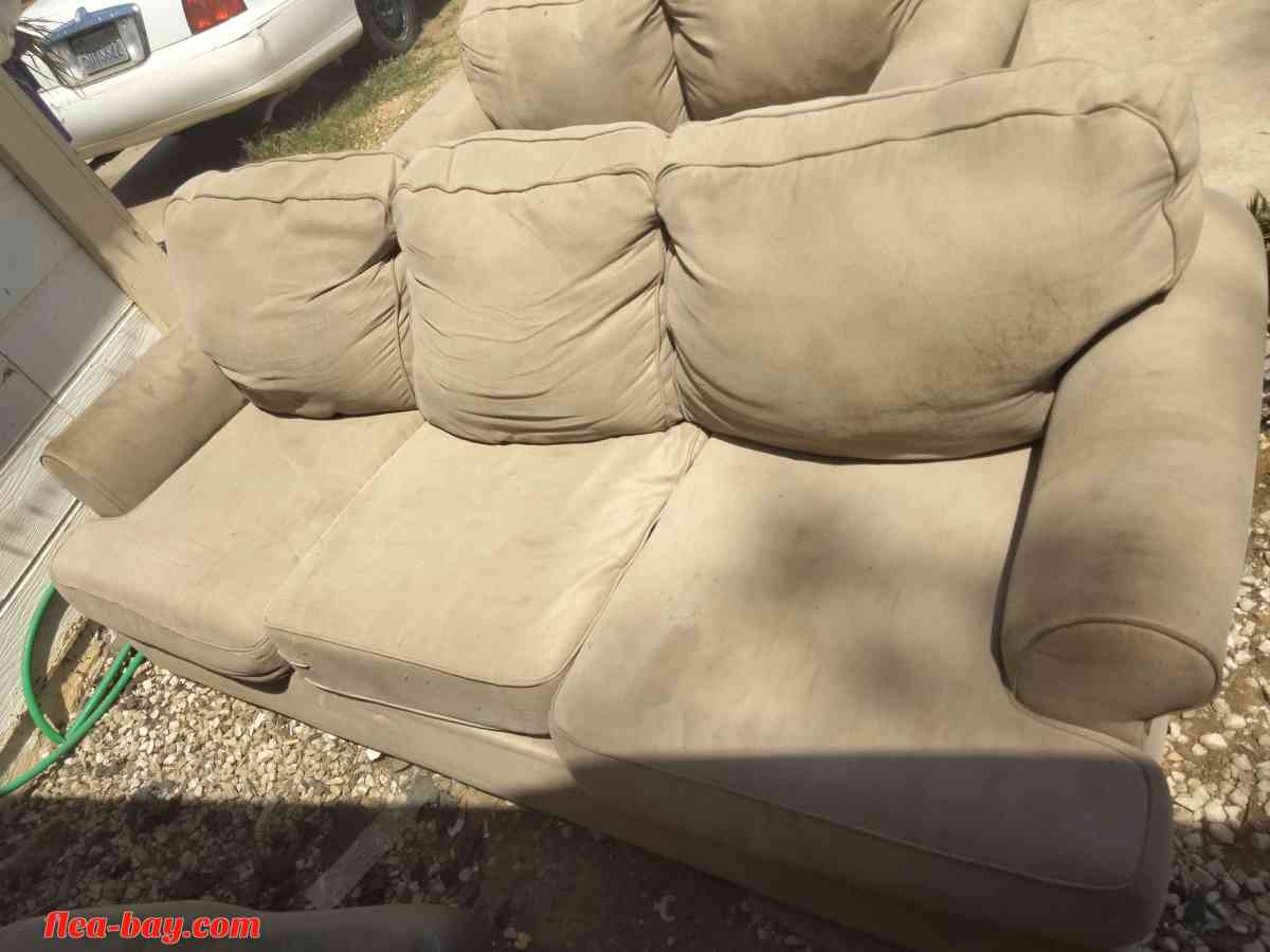 couches - Bakersfield, California - FleaMarketBay