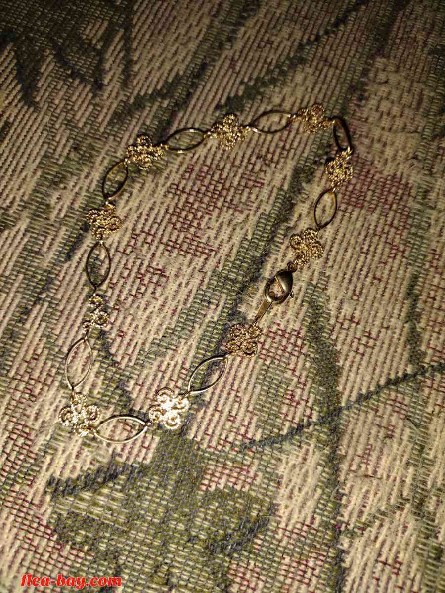 a very cute gold golden bracelet