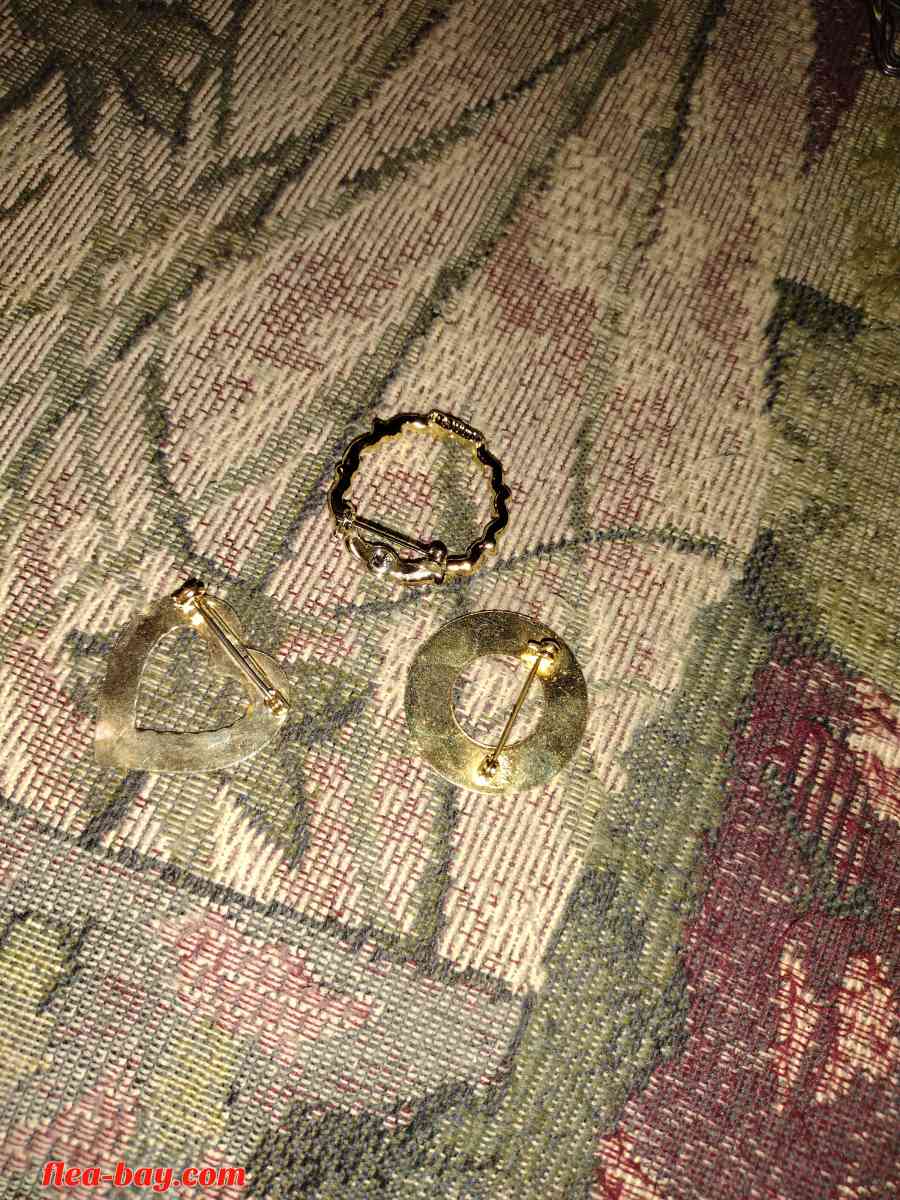 à set of three gold brooches from 1980s - Acampo, California - FleaMarketBay
