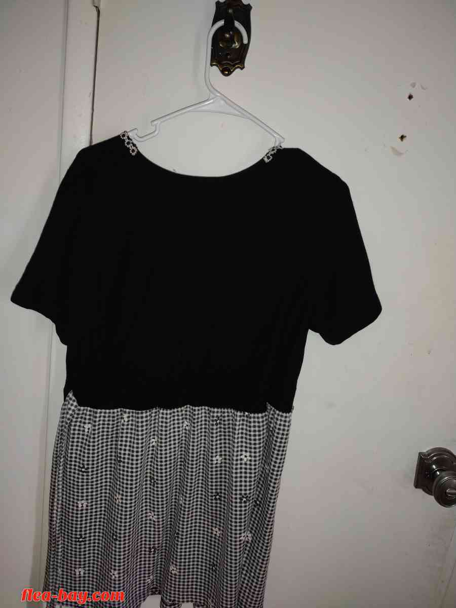short women's dress  gently used - Hemet, California - FleaMarketBay