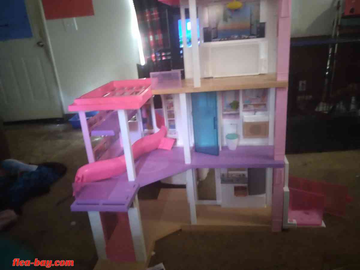 selling a Barbie doll house I took it out the box never play - Girard, Ohio