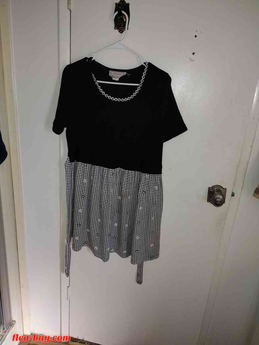 short women's dress  gently used - Hemet, California