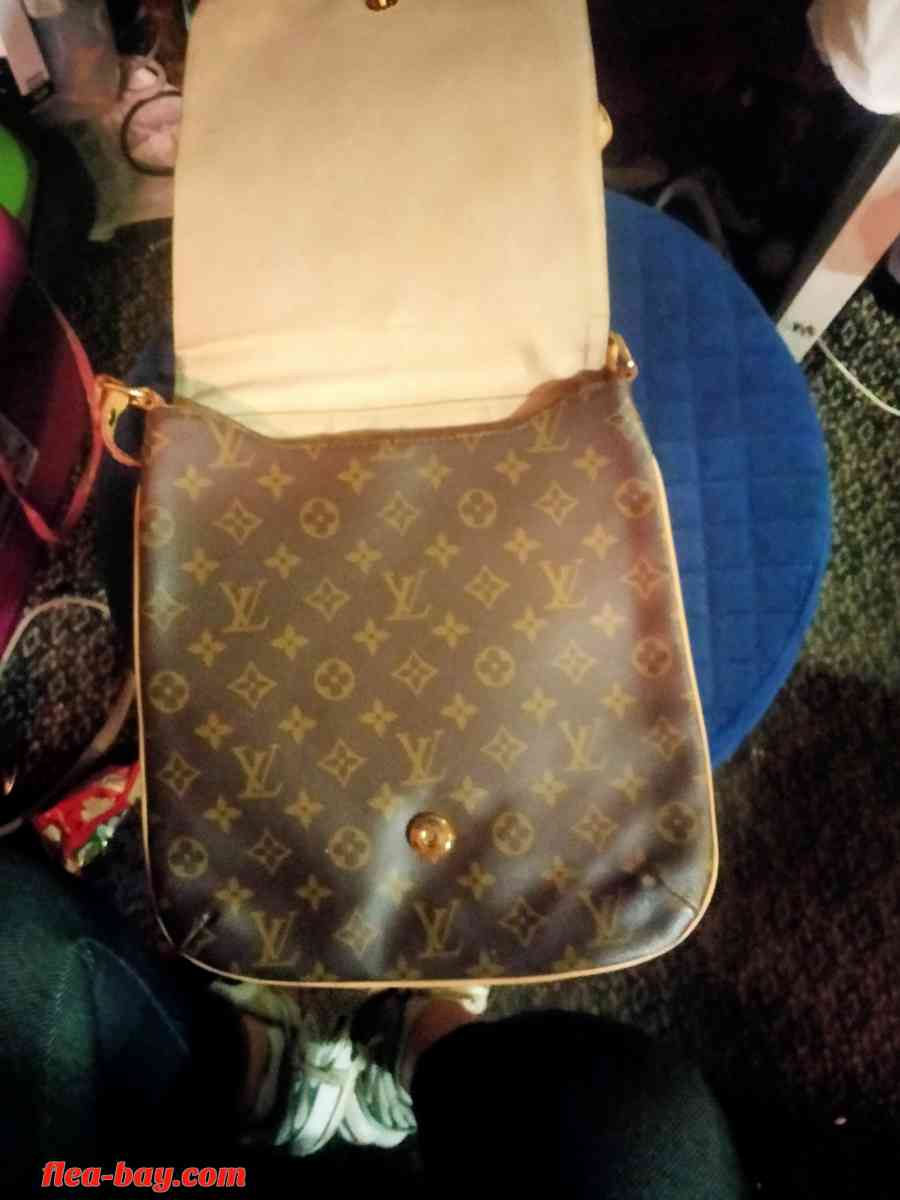 Louis Vuitton messenger bag - Cleburne, Texas - FleaMarketBay