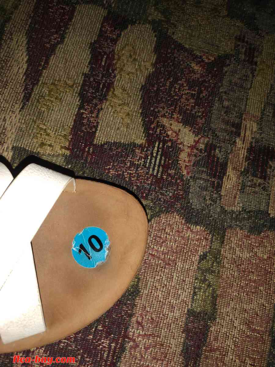 white sandals sz ten - Hemet, California - FleaMarketBay