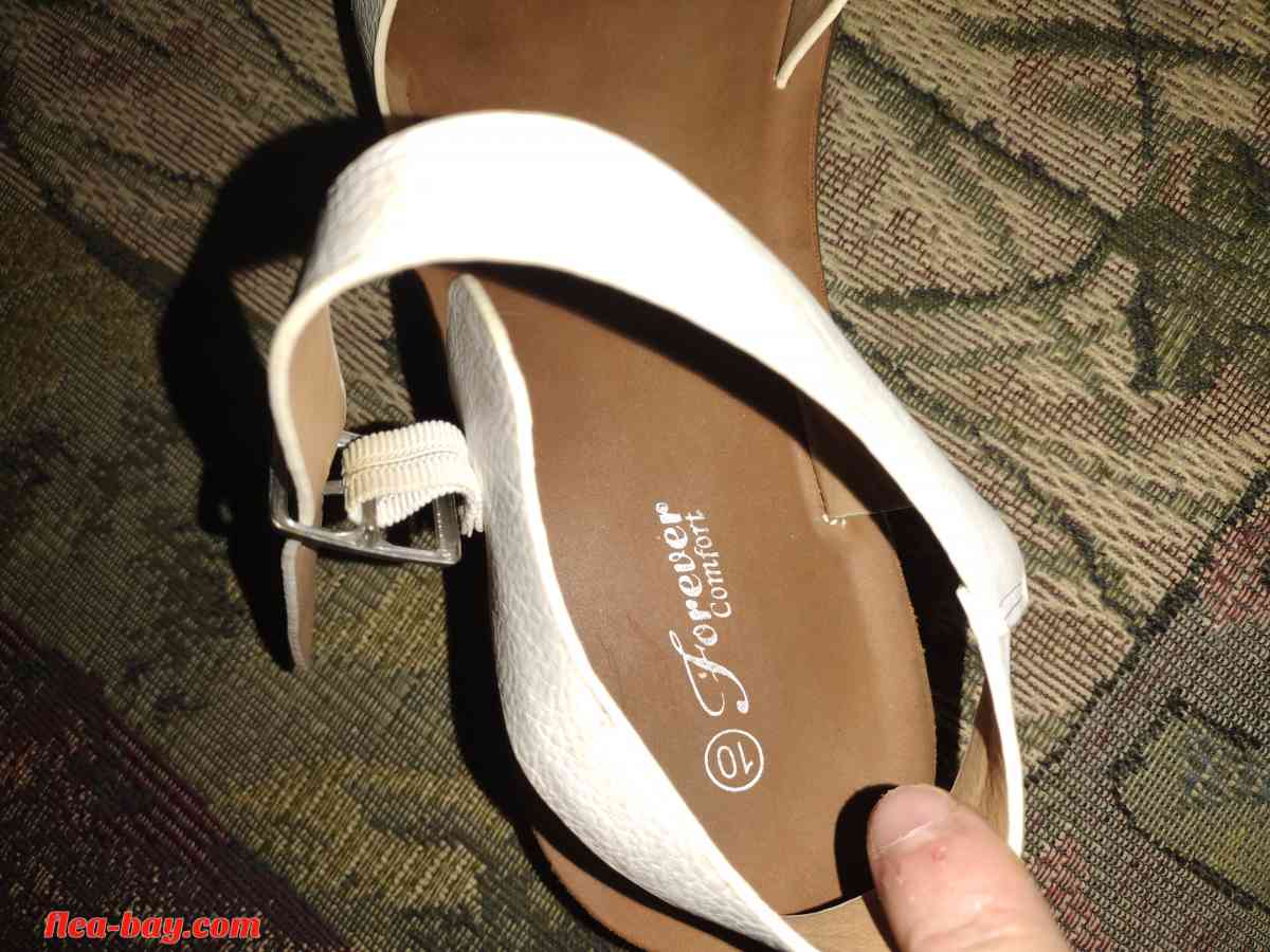 white sandals sz ten - Hemet, California - FleaMarketBay