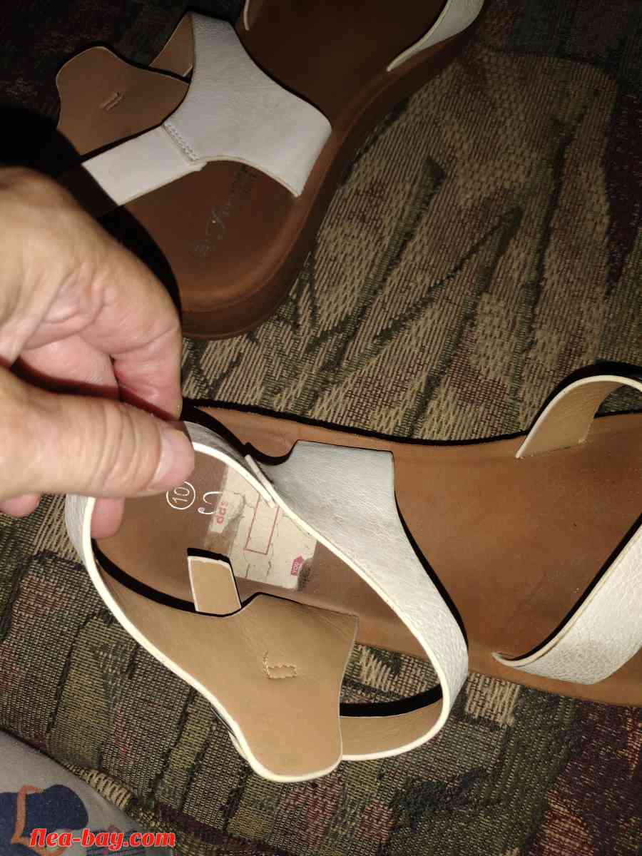 white sandals sz ten - Hemet, California - FleaMarketBay