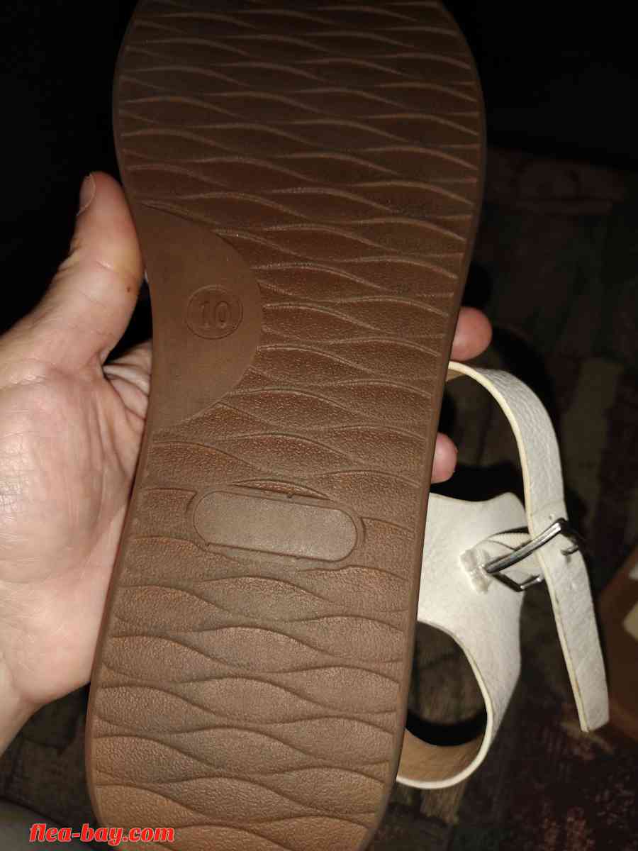 white sandals sz ten - Hemet, California - FleaMarketBay