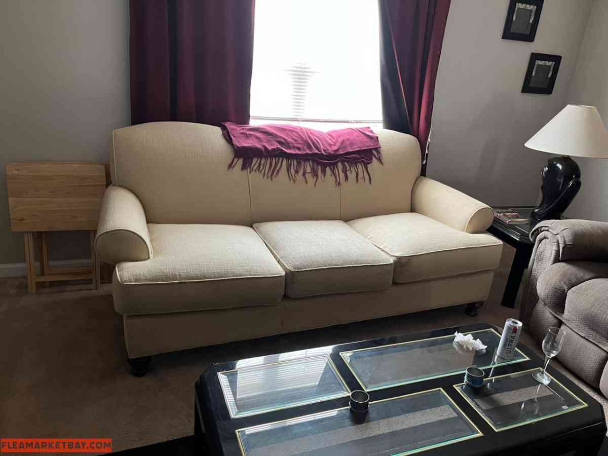 living room sofa... - Macon, Georgia - FleaMarketBay