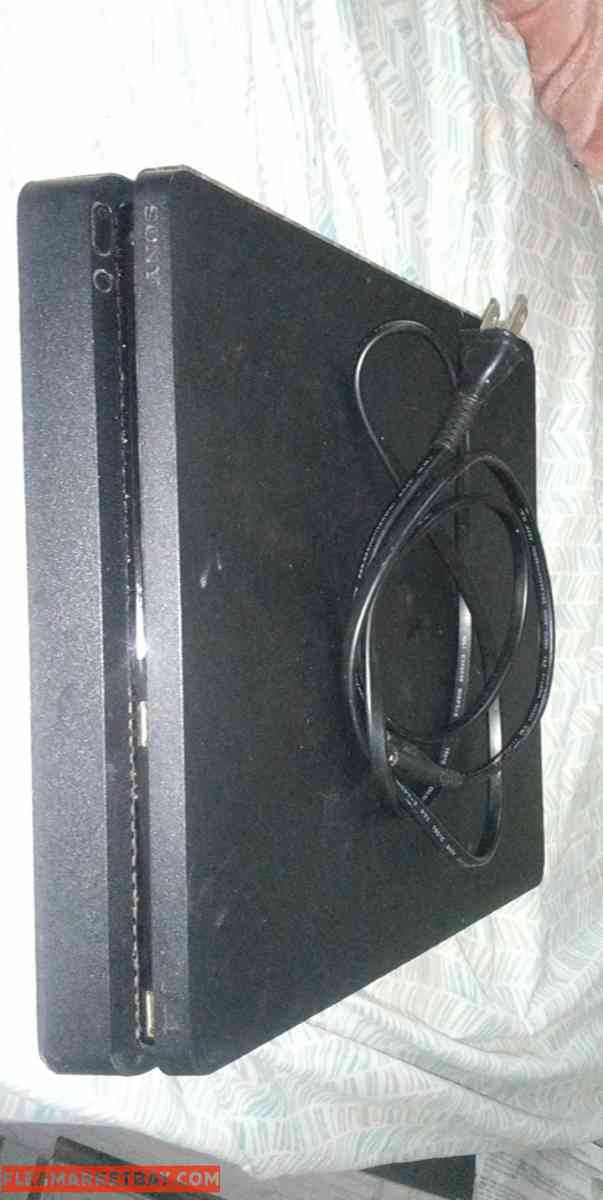 PLAYSTATION 4 SLIM