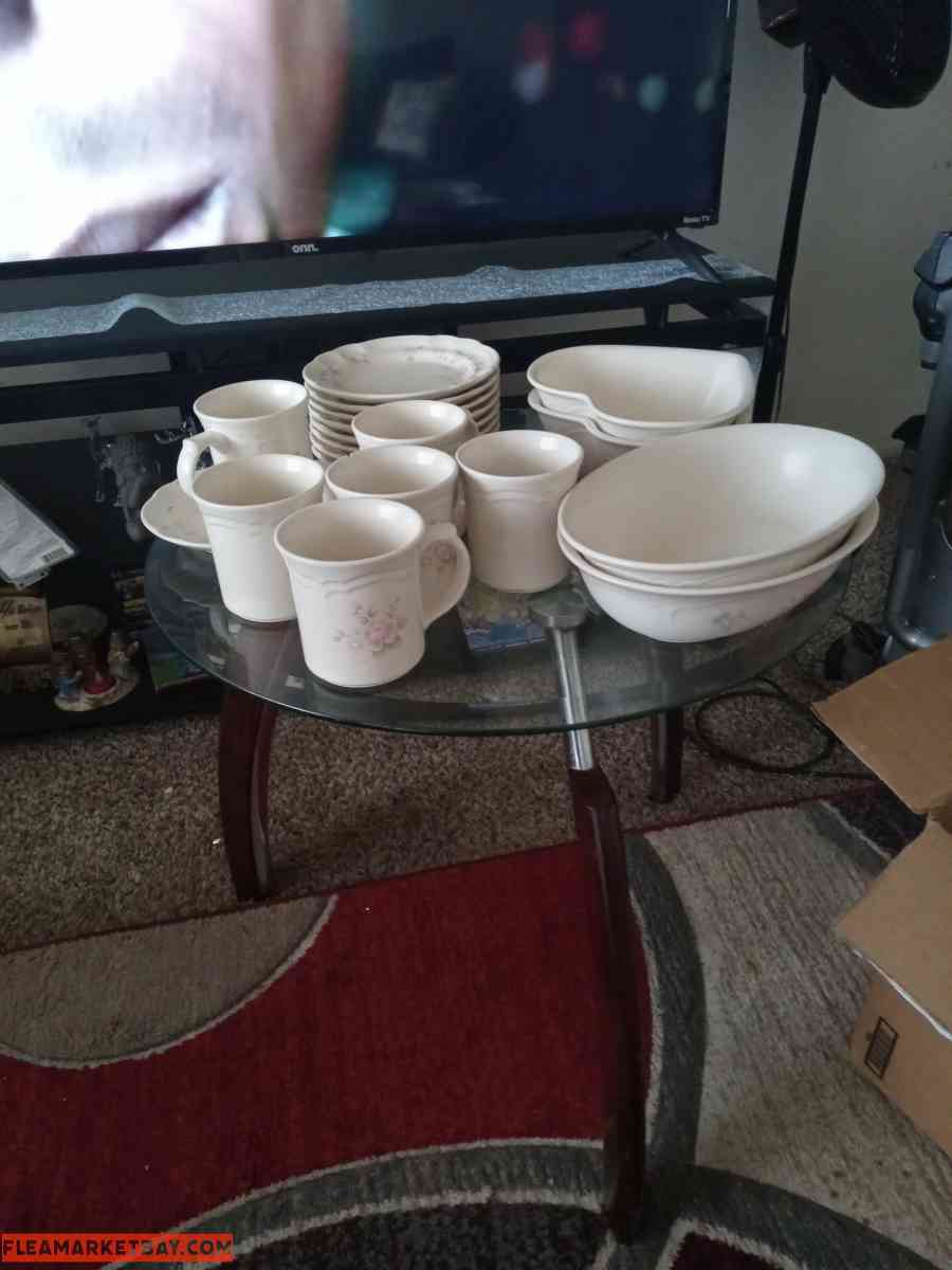 Dishes set 18 matching - Colorado Springs, Colorado - FleaMarketBay