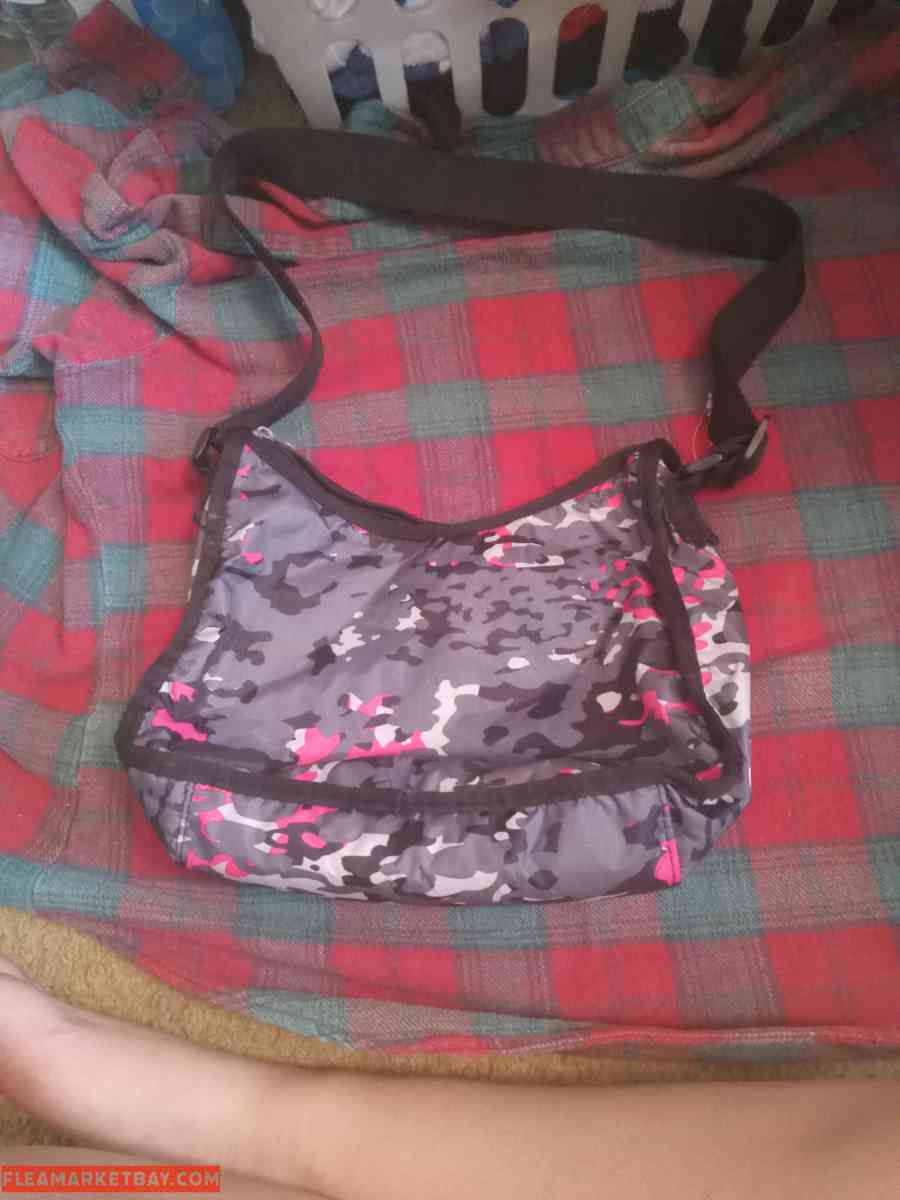women's pink Camo pocketbook - Ronda, North Carolina - FleaMarketBay