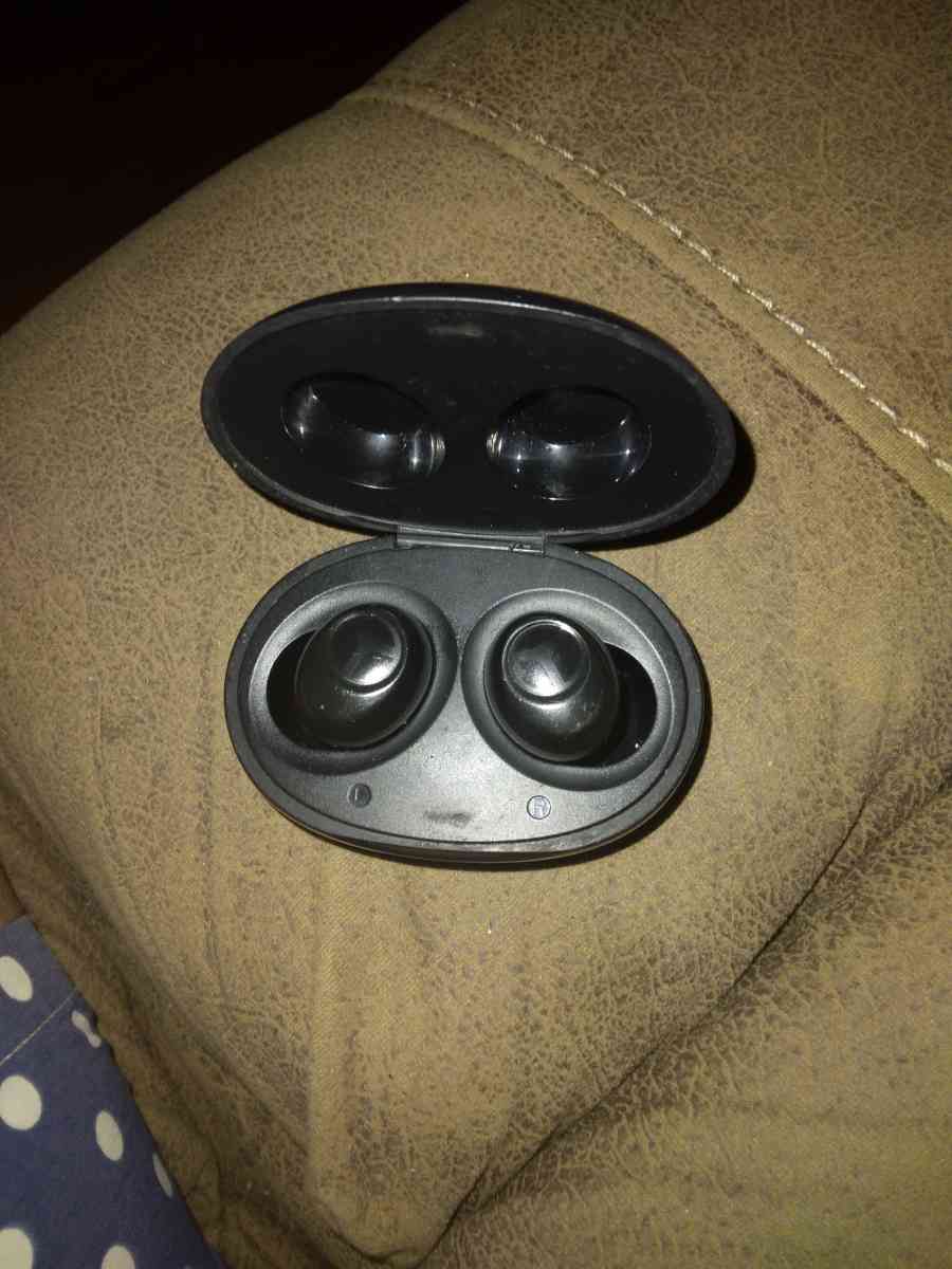 brand spanking new apple headphones and water proof earbuds - Danielsville, Georgia - FleaMarketBay