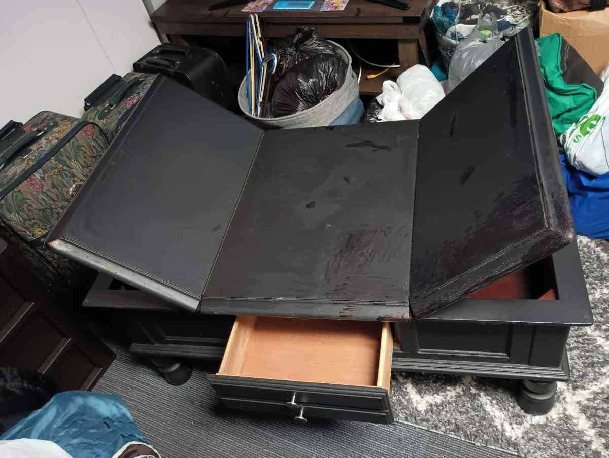 Black coffee table - Springfield, Illinois - FleaMarketBay