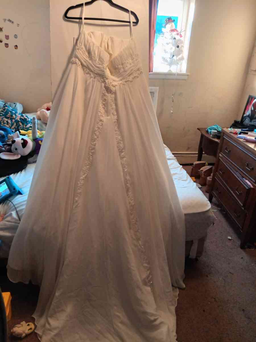 Davids bridal wedding dress/vail set - Somers Point, New Jersey - FleaMarketBay