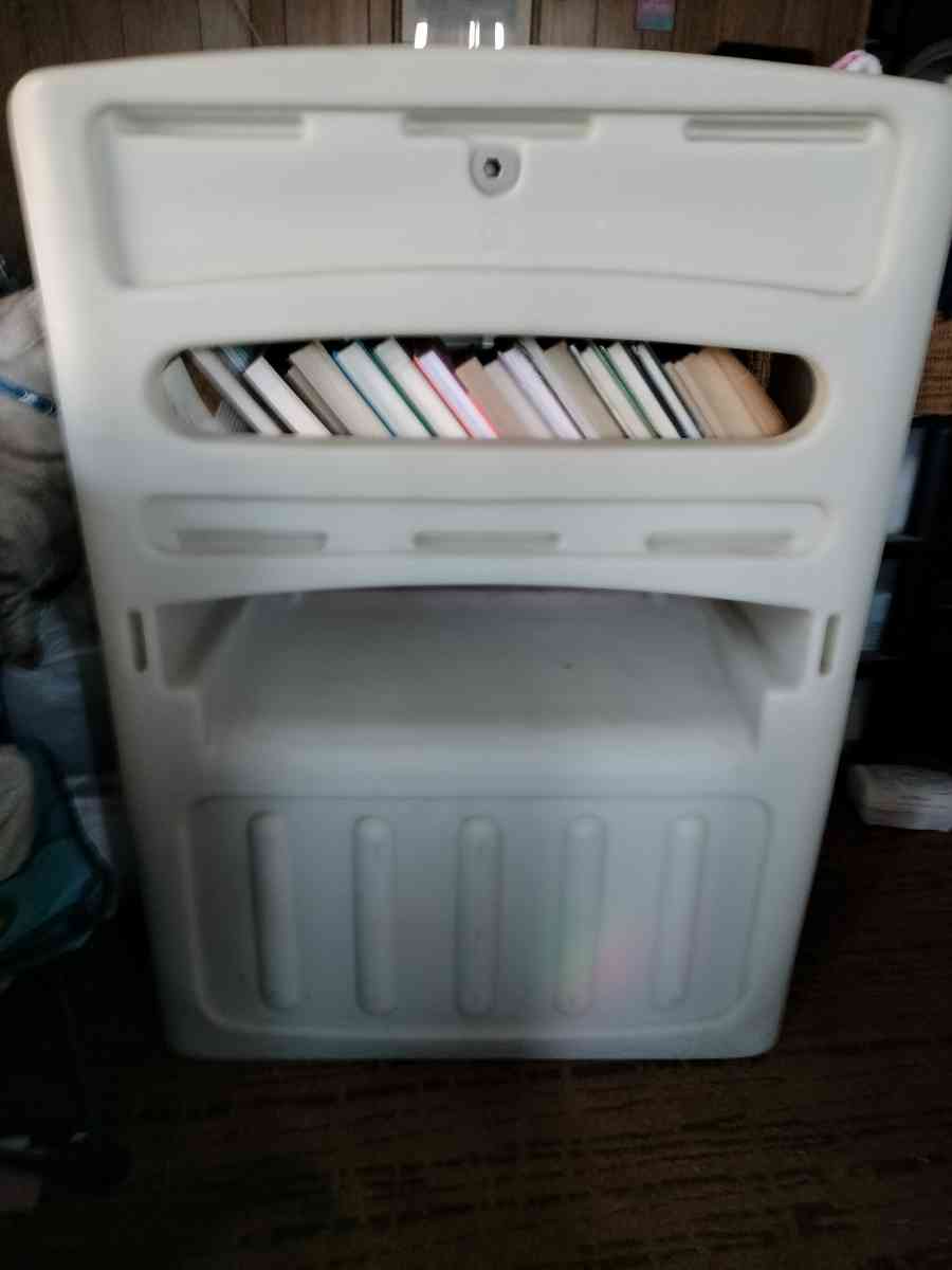 ToyBox w/built-in Book Shelf - San Diego, California - FleaMarketBay