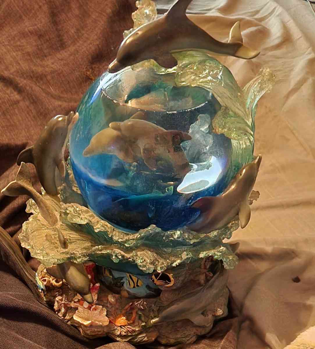 larger blue dolphin globe vintage - Clinton, Iowa - FleaMarketBay