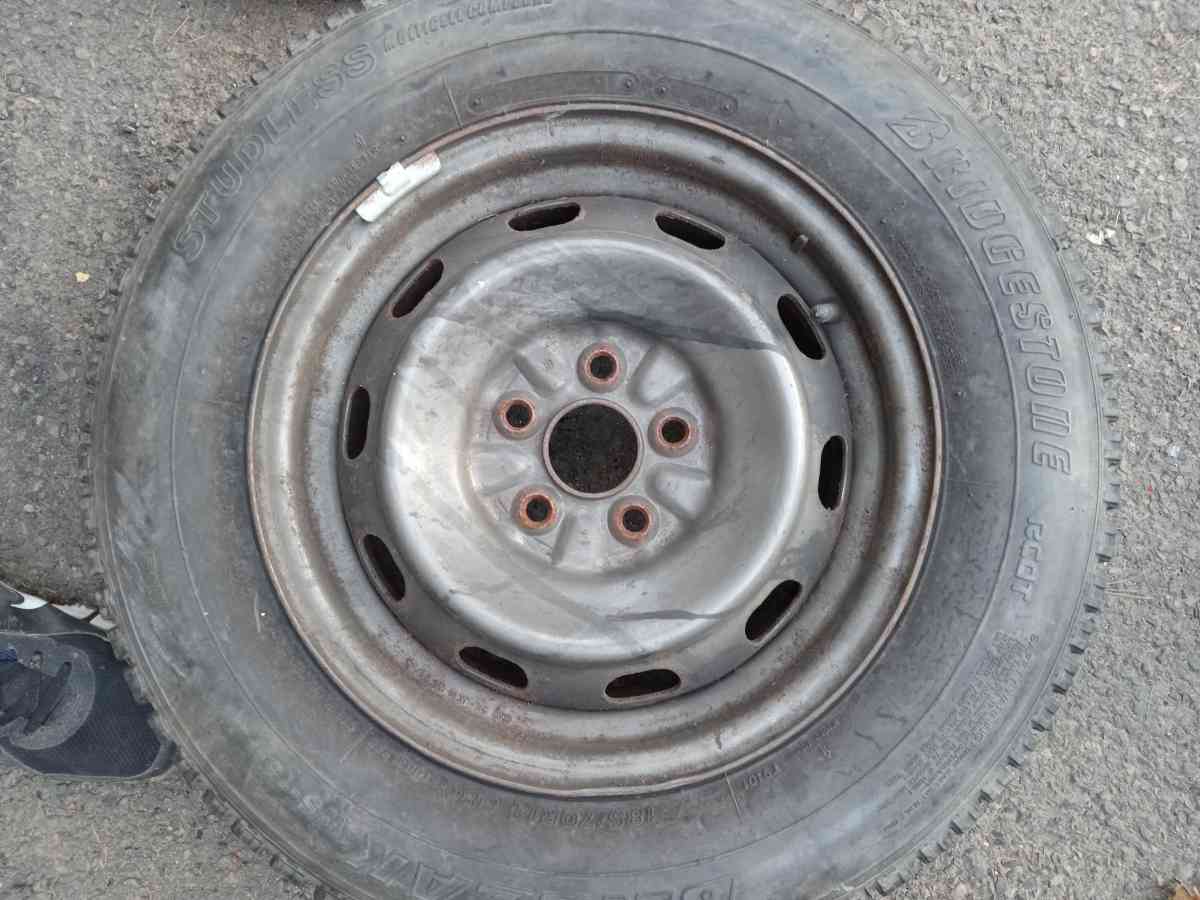 Really nice Tire with excellent tread 185 70 R14 - Willow Grove, Pennsylvania - FleaMarketBay