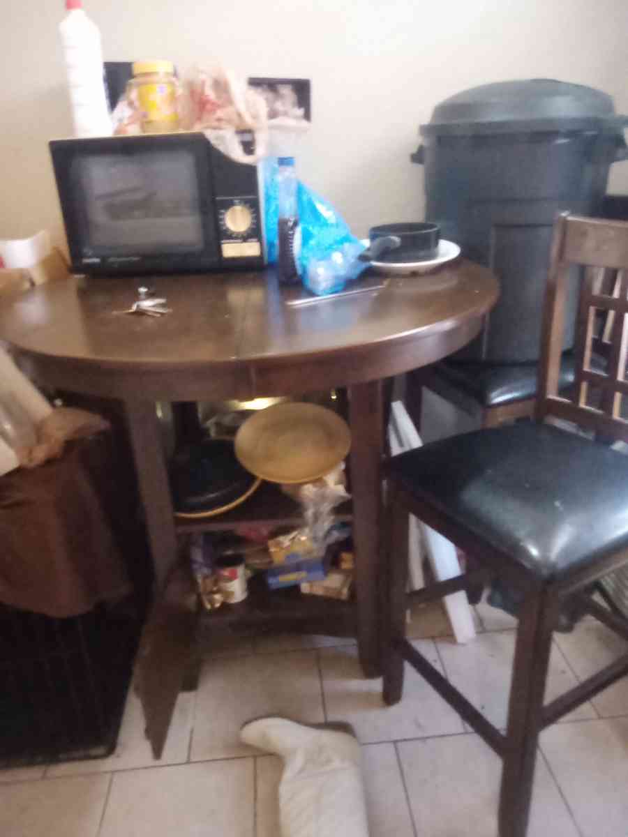 Dinning room round room table with 4 charis brown - Sedgwick, Kansas - FleaMarketBay