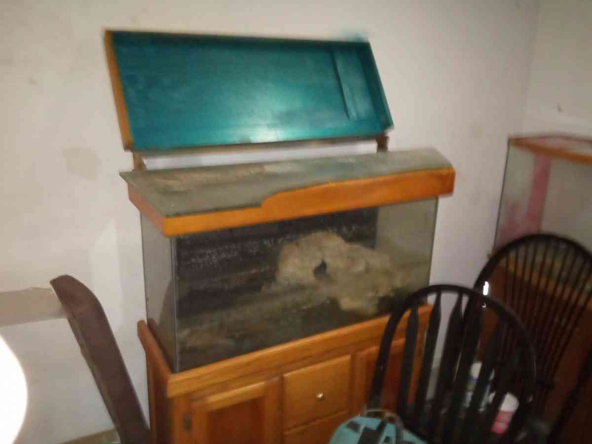 multiple fish tanks - Elkhart, Indiana - FleaMarketBay
