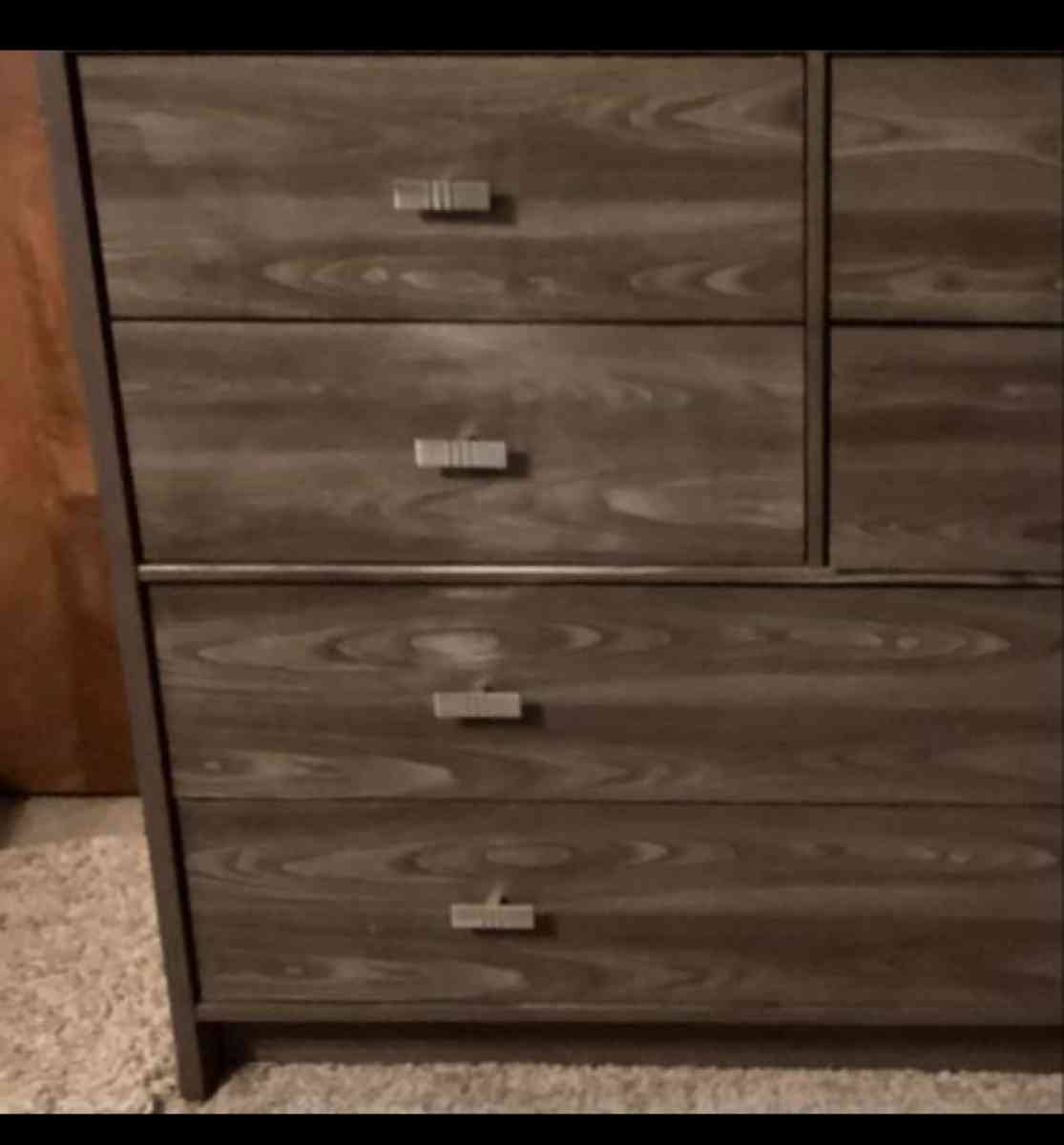 3500 four piece Italian Queen bedroom set - Klamath Falls, Oregon - FleaMarketBay