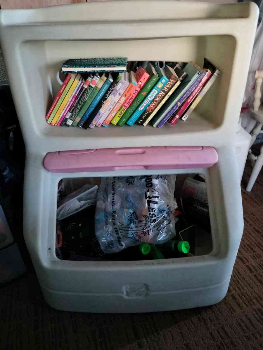 ToyBox w/built-in Book Shelf - San Diego, California - FleaMarketBay