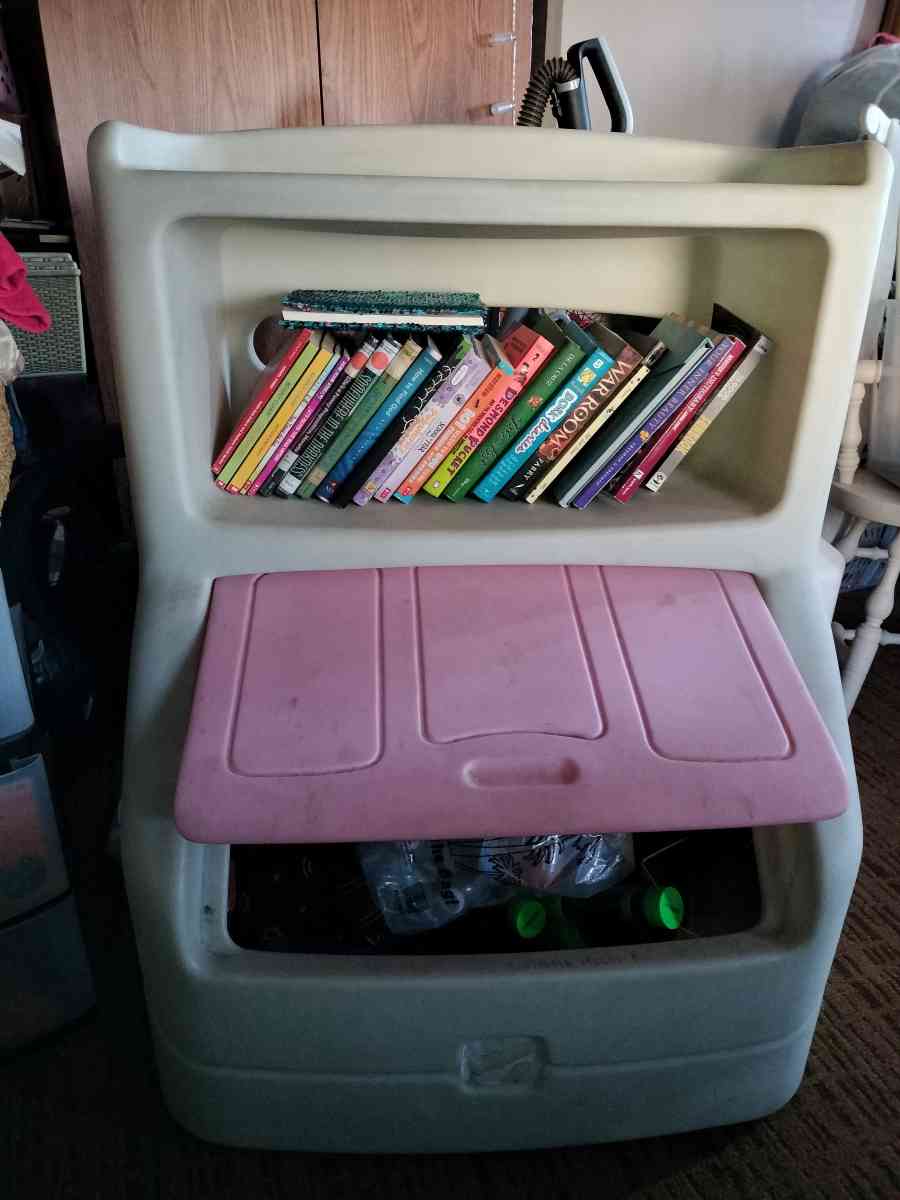 ToyBox w/built-in Book Shelf - San Diego, California - FleaMarketBay