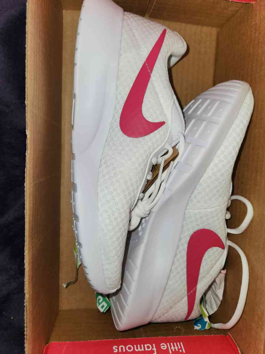 Nike - Women's Nike Tanjun - Perryville, Missouri