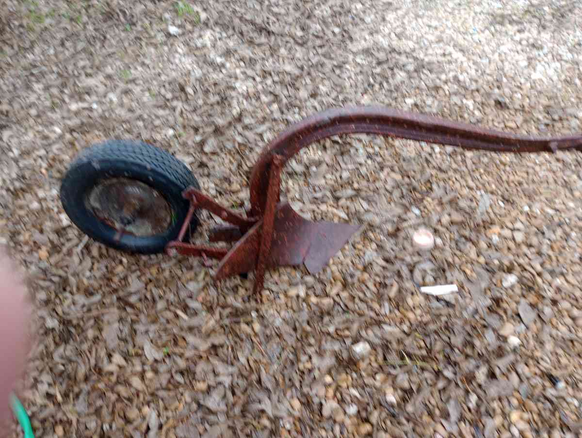 old pull behind plow - Kaufman, Texas