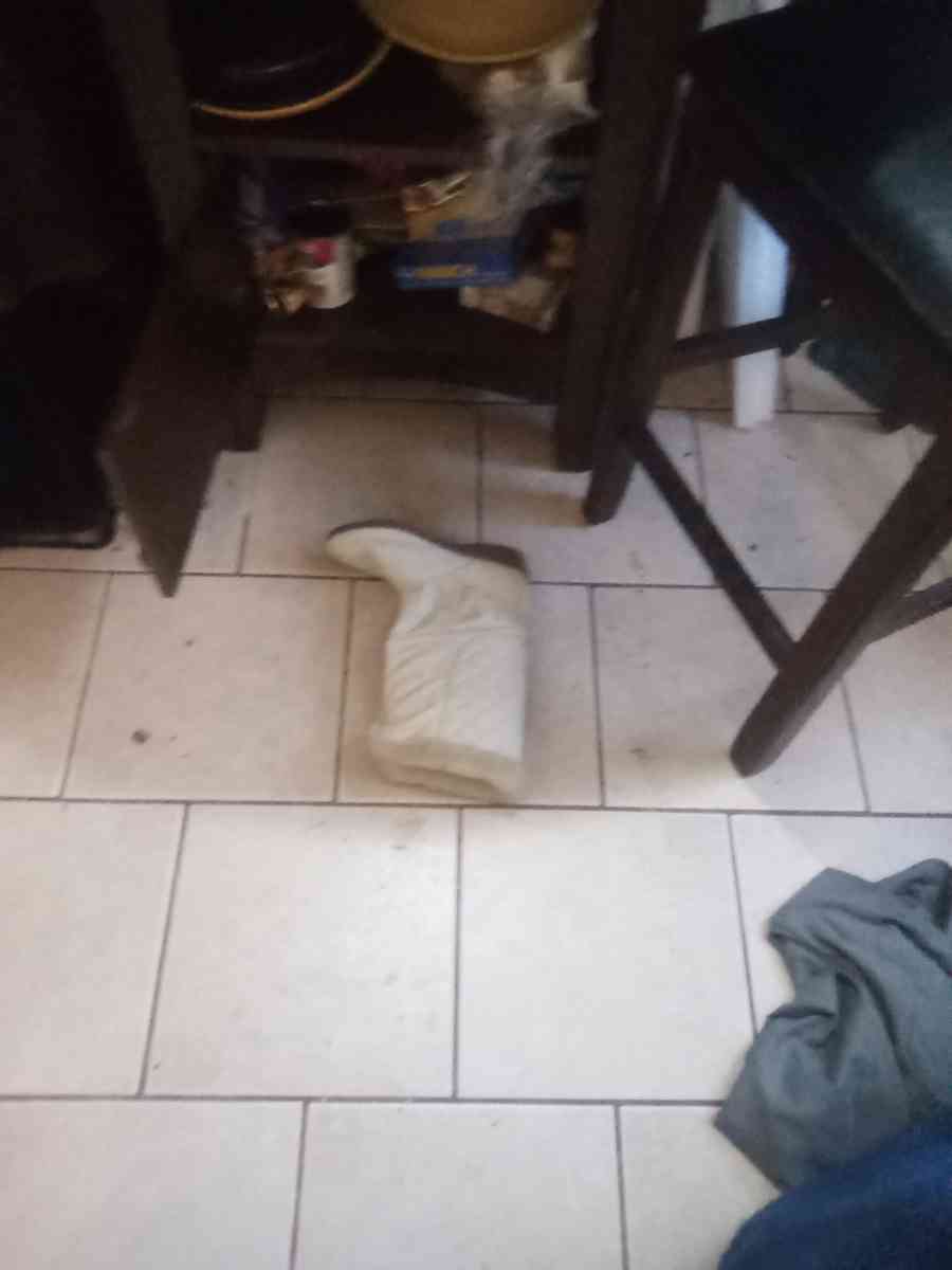 Round wood dining room table with 4 charis - Sedgwick, Kansas - FleaMarketBay