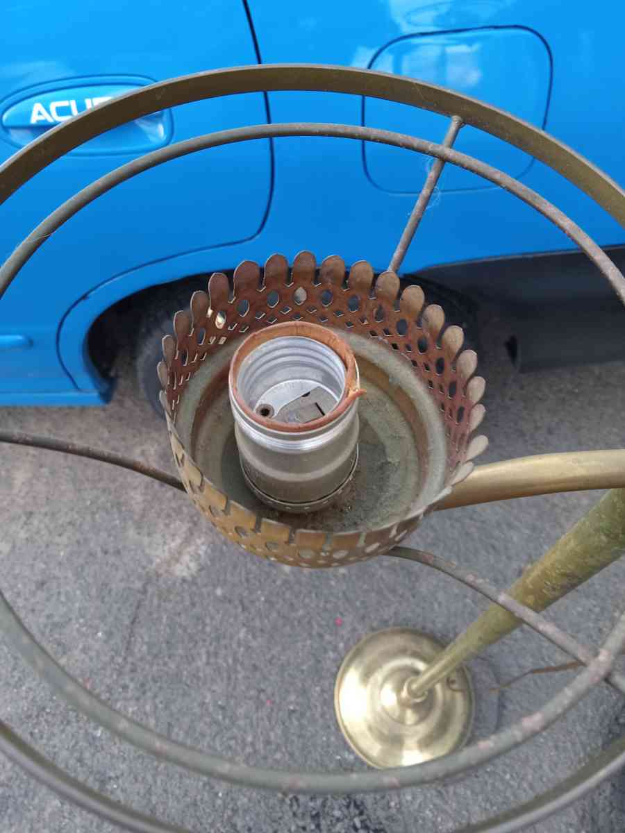 old school  lamp  in really good condition 28 dollars - Willow Grove, Pennsylvania - FleaMarketBay