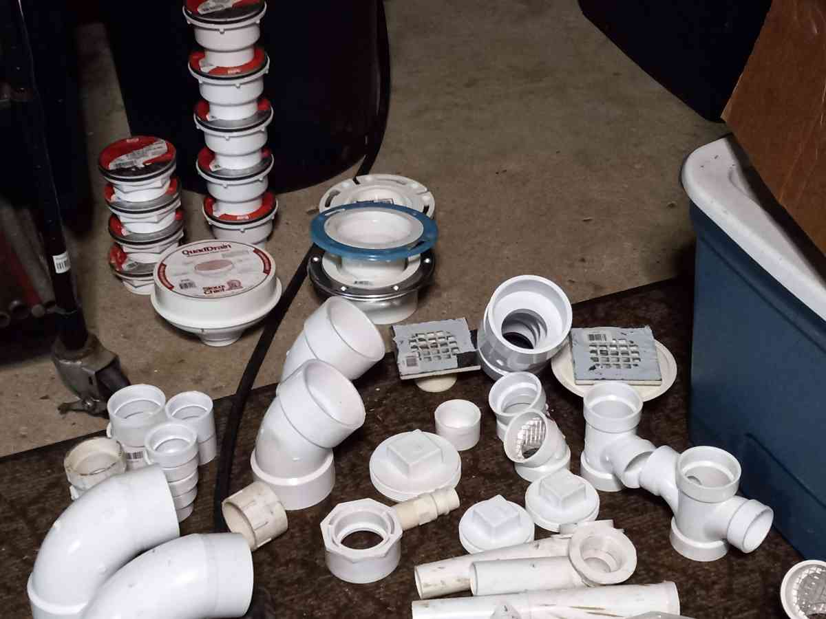 lots of home plumbing parts elbows and drains and couplings - Elkhart, Indiana - FleaMarketBay