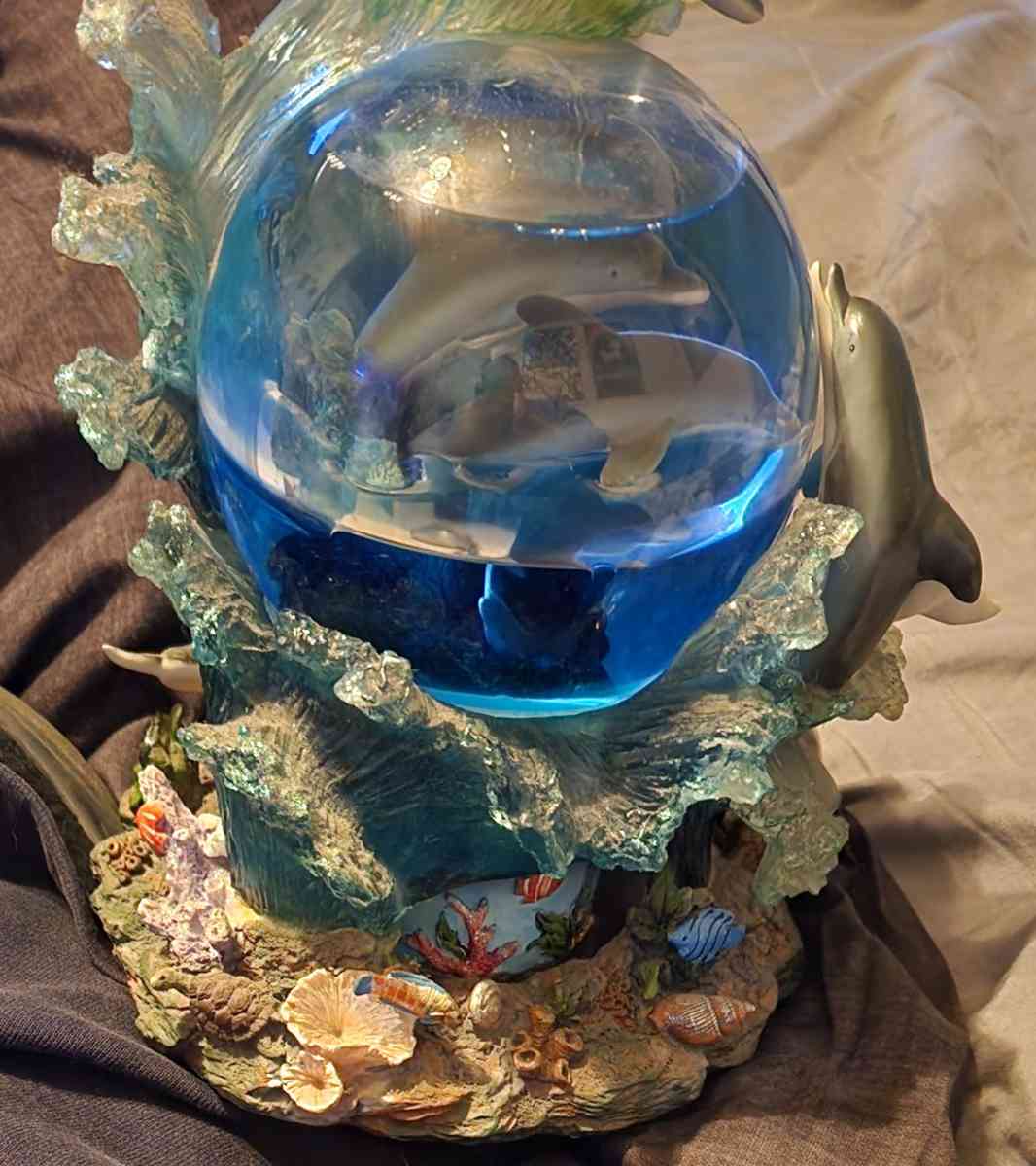 larger blue dolphin globe vintage - Clinton, Iowa