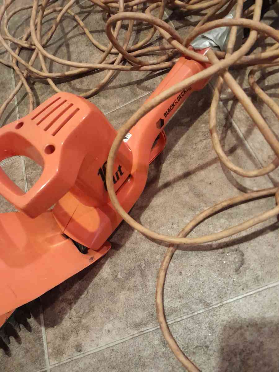 Black & Decker Hedge Trimmers with 16 Inch Blade with Cord.
