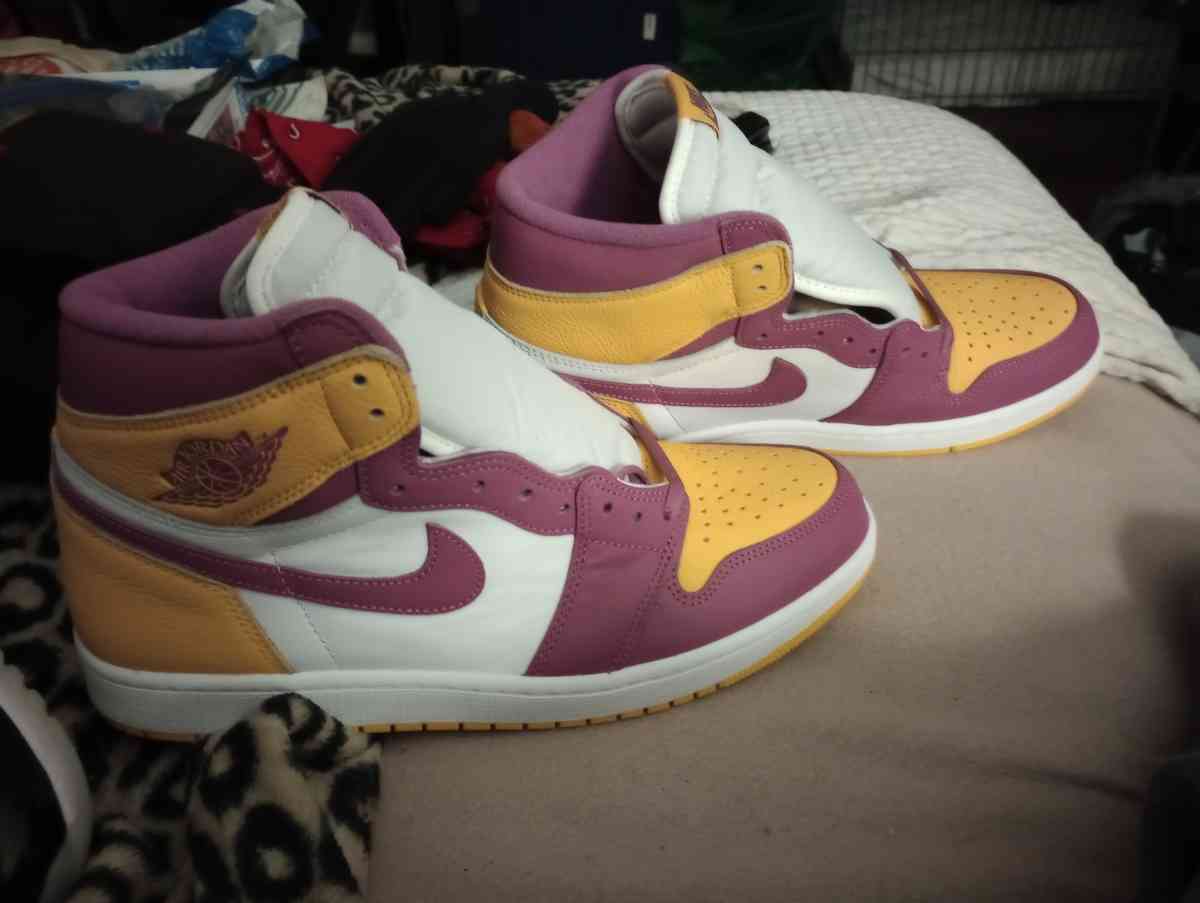 Mans Air Jordan 1 Retro High OG - Newport Beach, California - FleaMarketBay