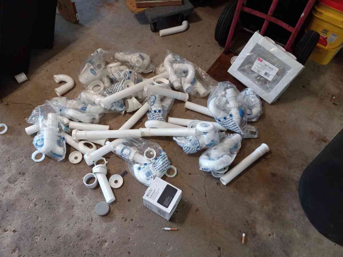 lots of home plumbing parts elbows and drains and couplings - Elkhart, Indiana - FleaMarketBay