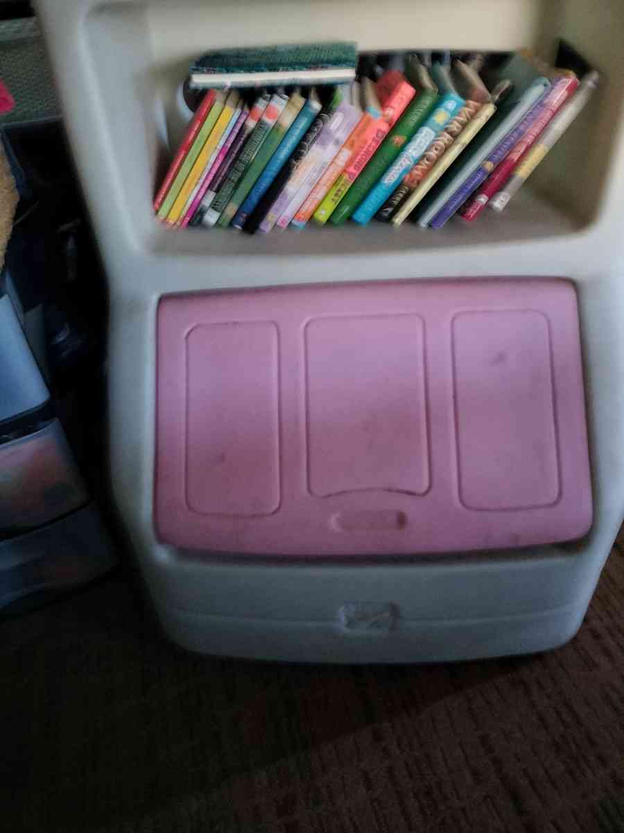 ToyBox w/built-in Book Shelf - San Diego, California - FleaMarketBay