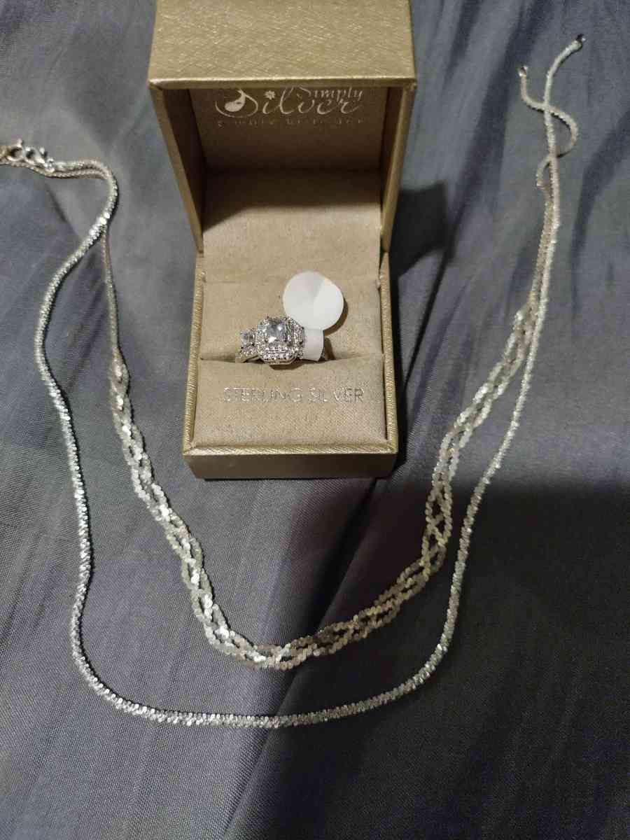 I have ths ring and two necklace Simple silver - Chicago, Illinois