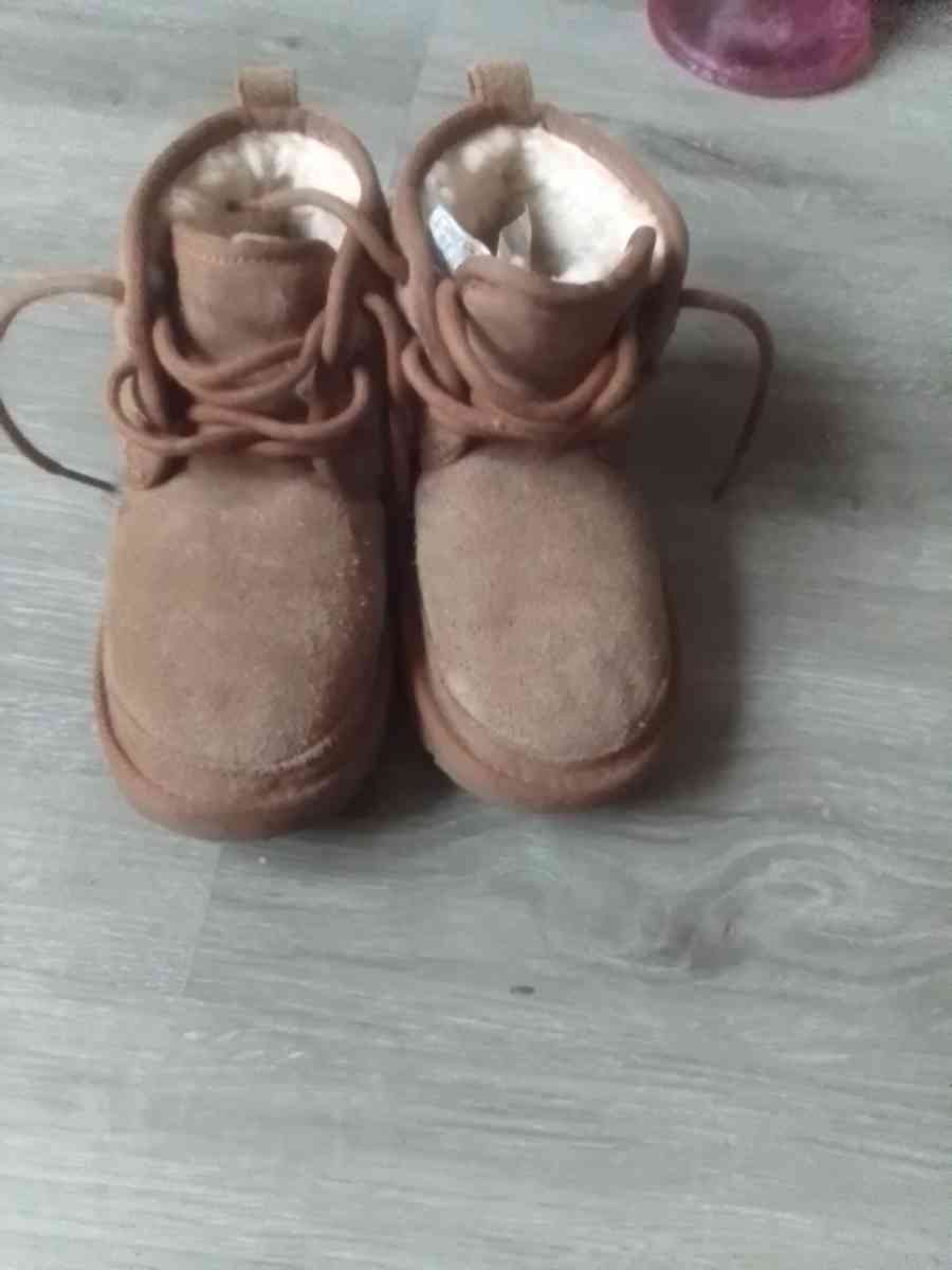 UGG..............LITTLE GIRL OR LITTLE BOY...... SIZE:13 - Baltimore, Maryland