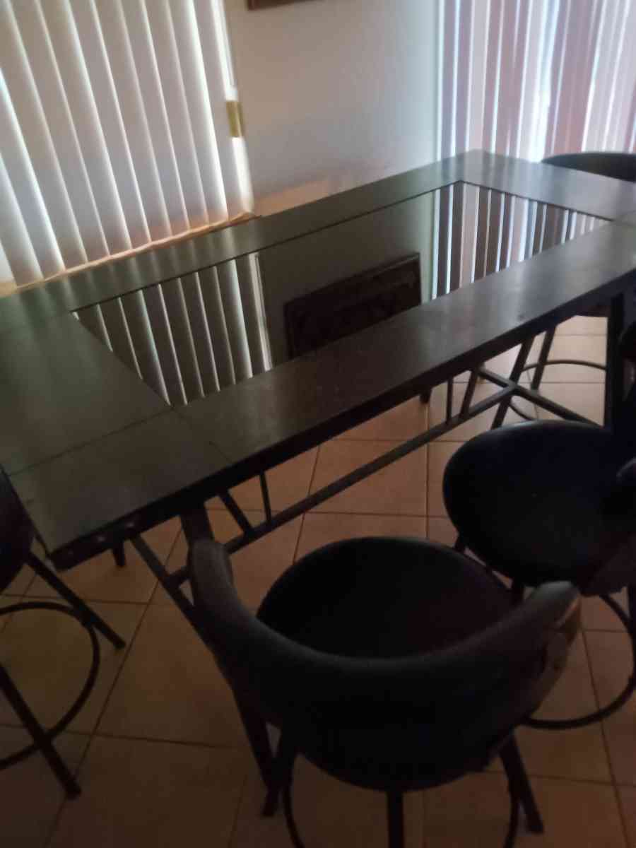 dinning table with 4 chairs - Edinburg, Texas