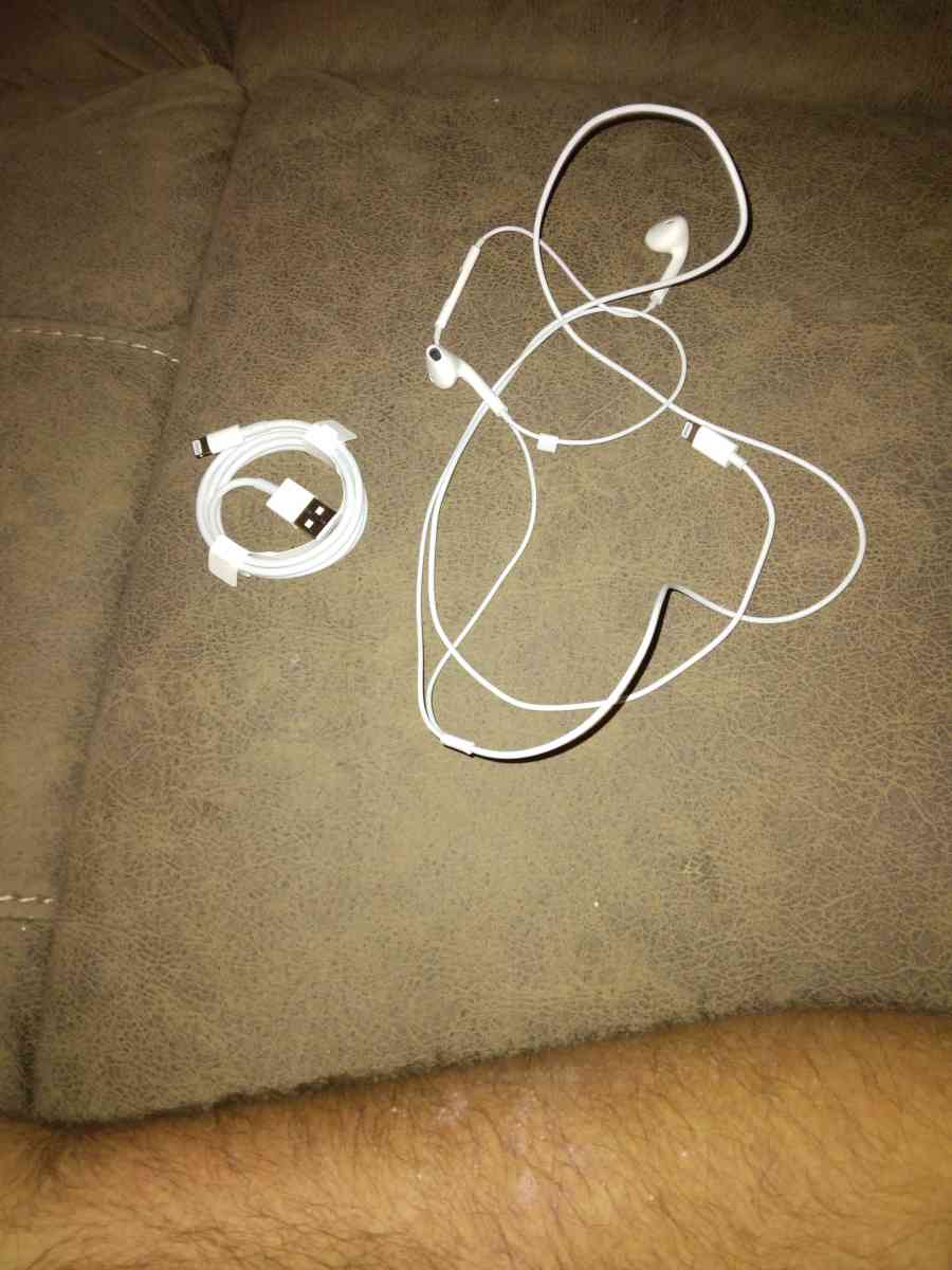 brand spanking new apple headphones and water proof earbuds - Danielsville, Georgia
