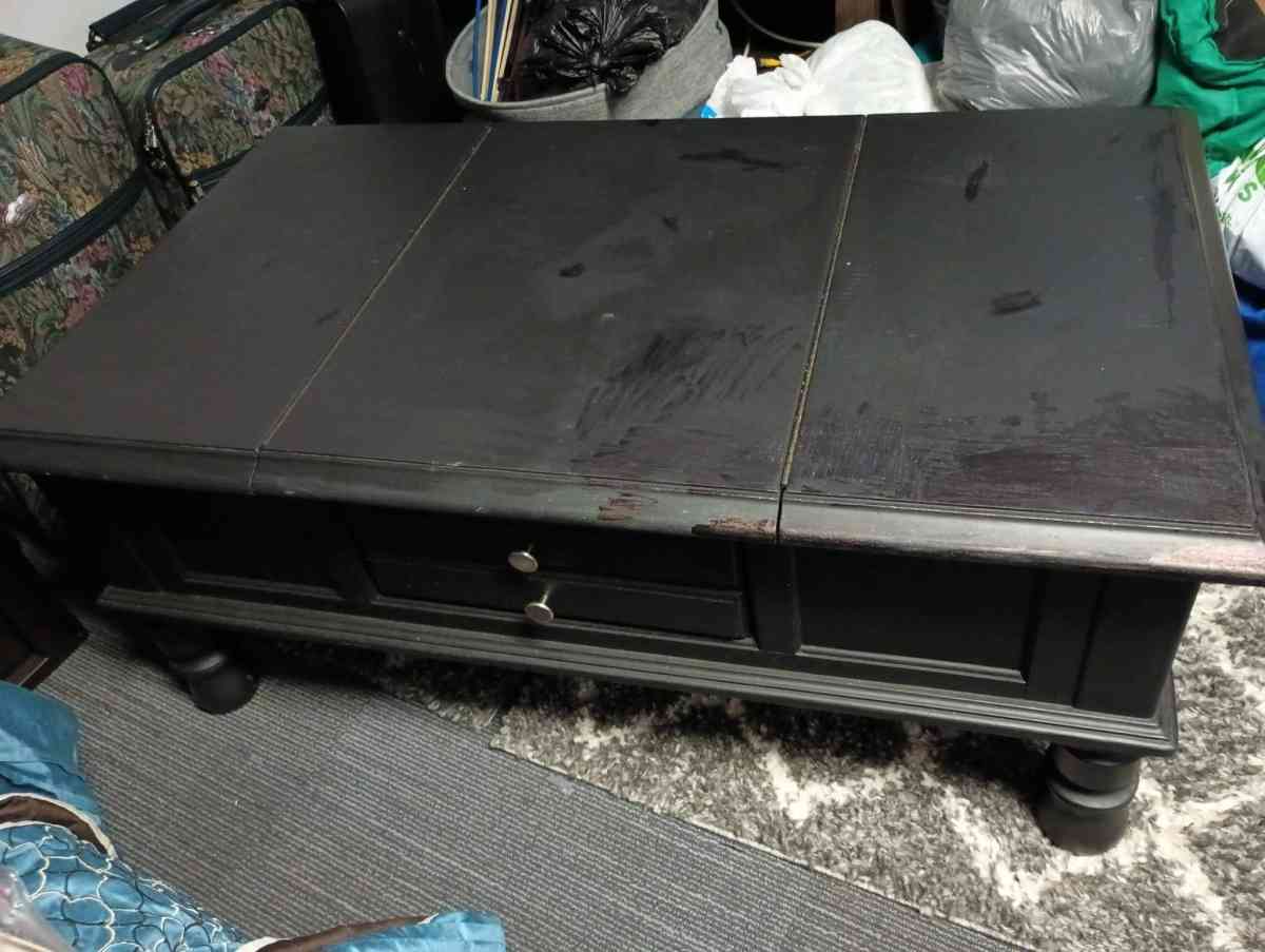 Black coffee table - Springfield, Illinois - FleaMarketBay