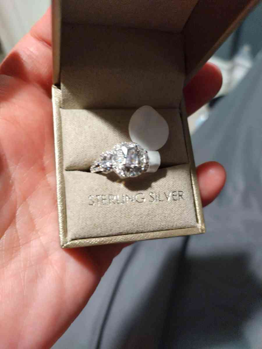 I have ths ring and two necklace Simple silver - Chicago, Illinois - FleaMarketBay