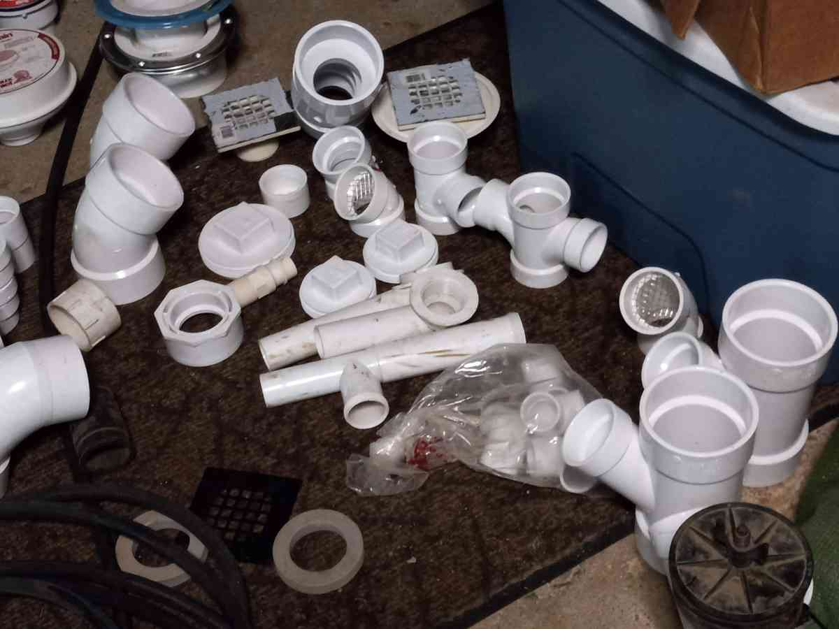 lots of home plumbing parts elbows and drains and couplings - Elkhart, Indiana - FleaMarketBay