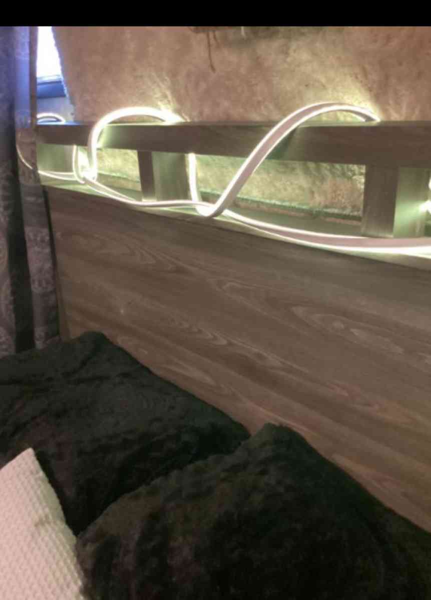 3500 four piece Italian Queen bedroom set - Klamath Falls, Oregon - FleaMarketBay