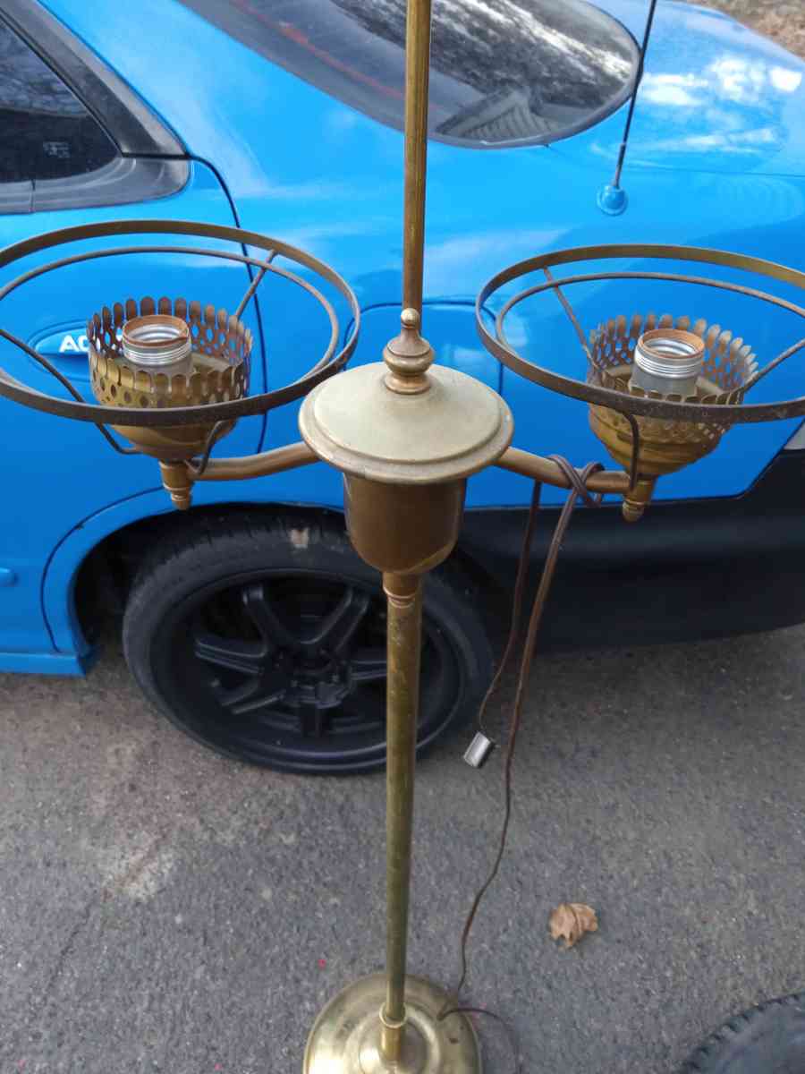 old school  lamp  in really good condition 28 dollars - Willow Grove, Pennsylvania
