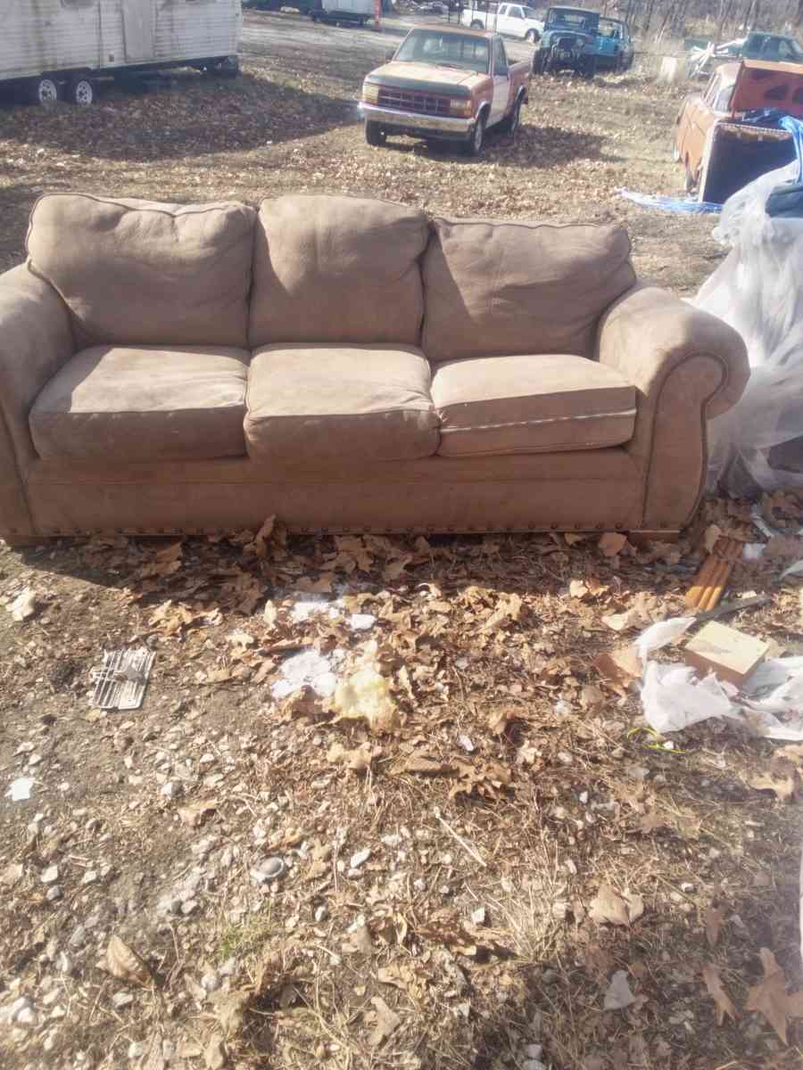 very very nice couch - Joplin, Missouri - FleaMarketBay