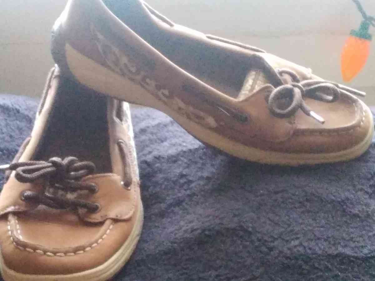 female sperrys - Kansas City, Missouri - FleaMarketBay